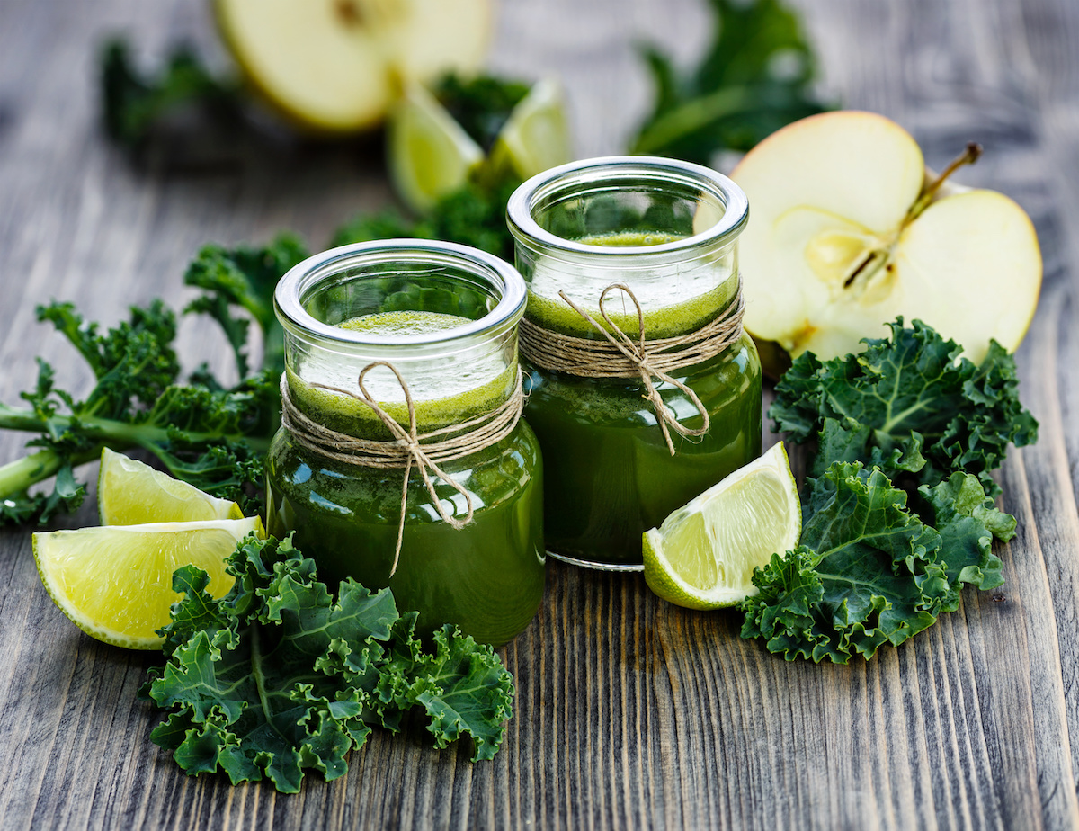 Fresh-kale-juice-with-apple-and-limes